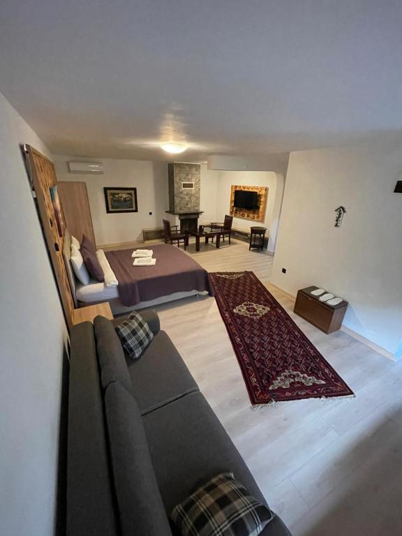 Şömineli Oda, Havuz Manzaralı