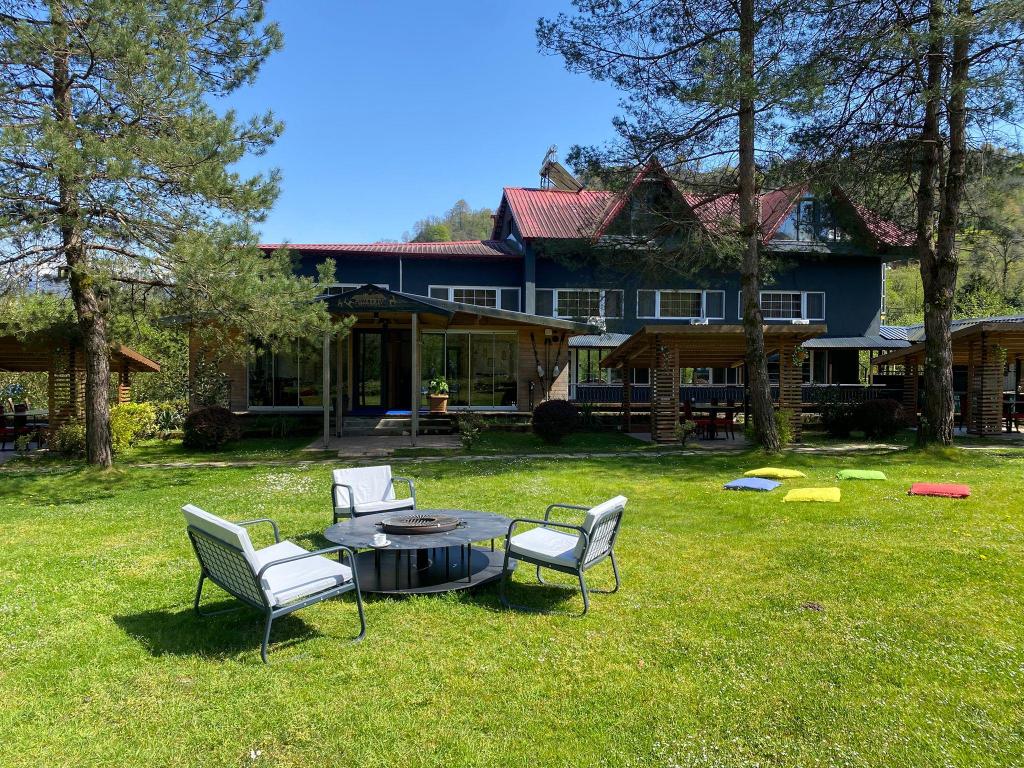 Pınarkır evi Bütik otel dış bahçe ve ana bina resmi