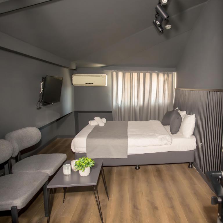 Deluxe Room, Viewless