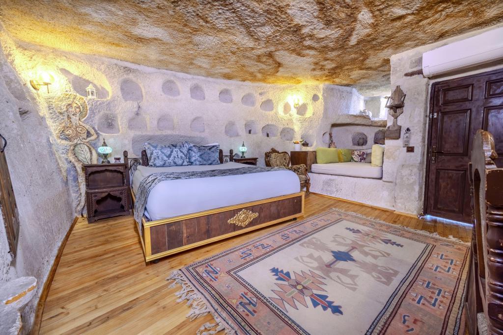 Junior Cave,Jakuzili