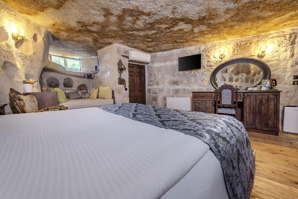 Junior Cave,Jakuzili