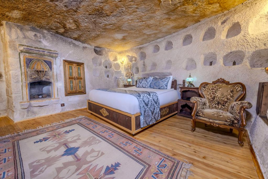 Junior Cave,Jakuzili