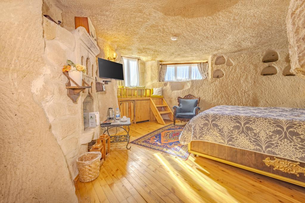 Junior Cave,Jakuzili