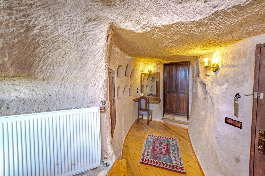 Junior Cave,Jakuzili