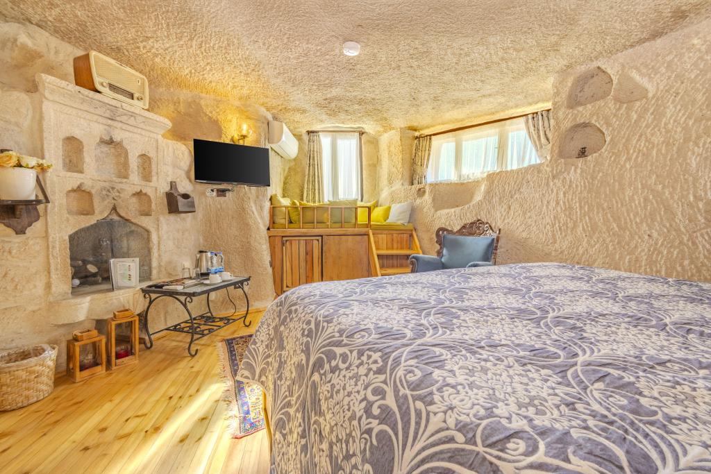Junior Cave,Jakuzili