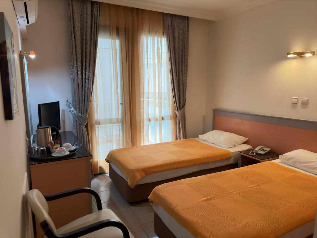Economy Room, Viewless