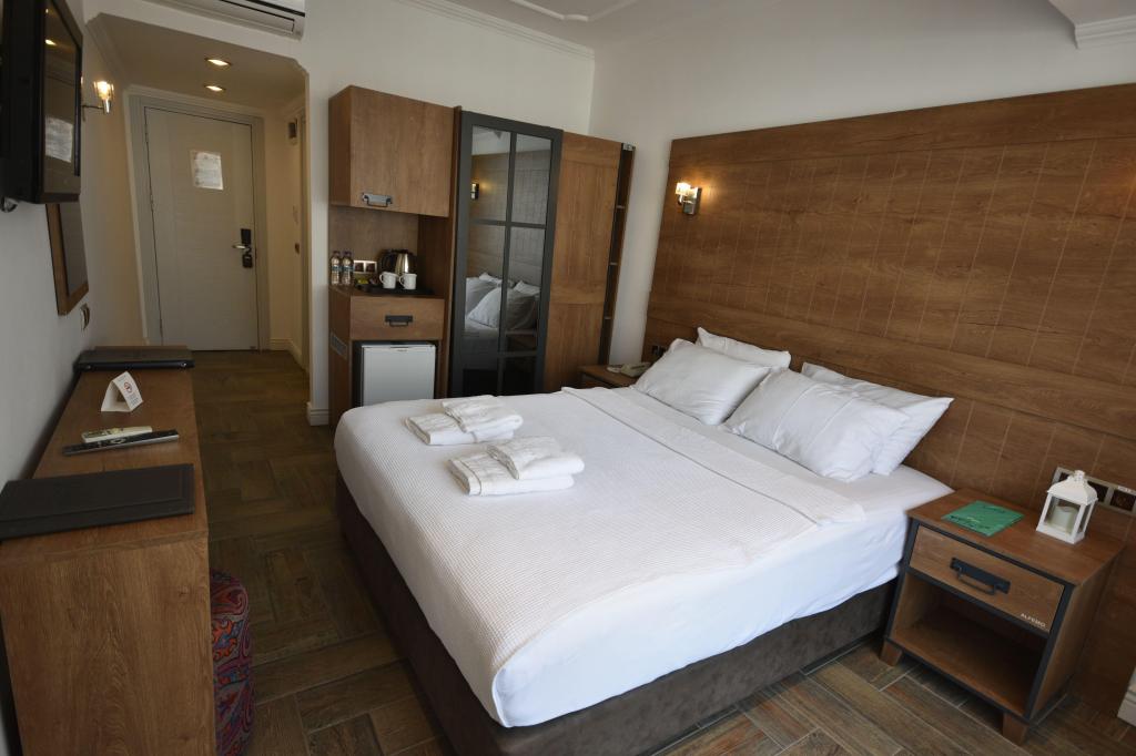 Economy Room, Land View