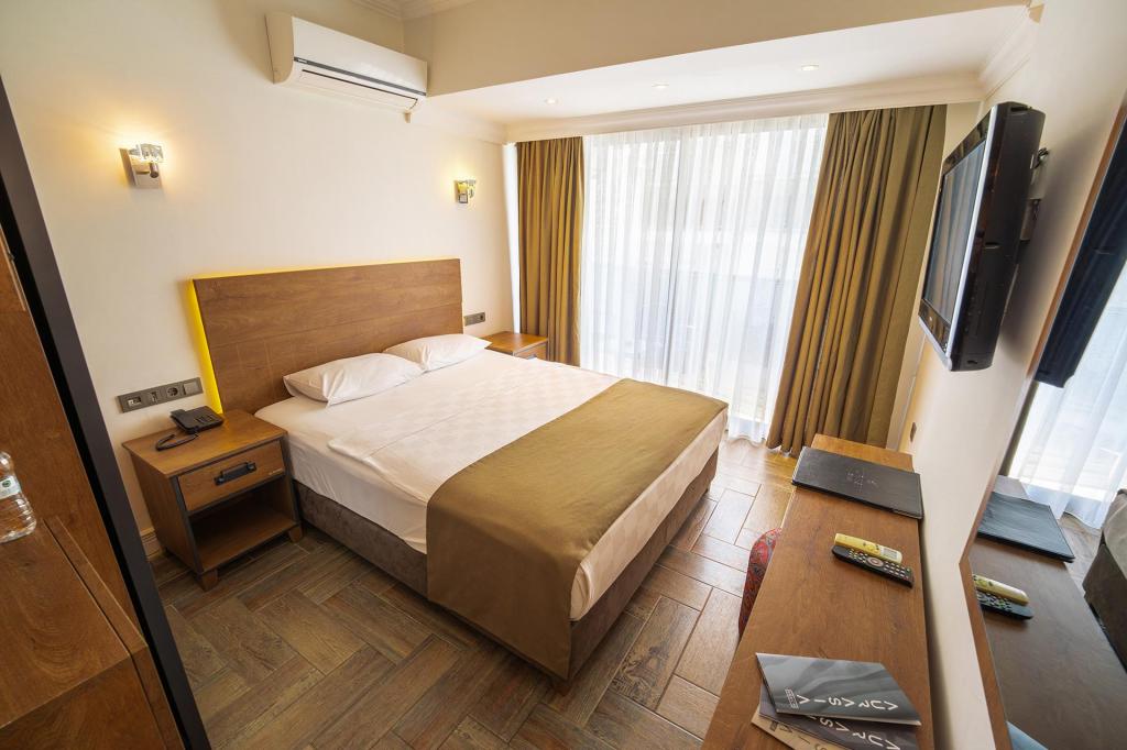 Standard Room, Partial Bosphorus View (3 Person, Balcony)
