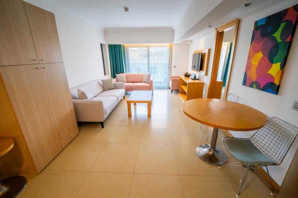 Deluxe Aile Odası,Deniz Manzaralı,Balkonlu