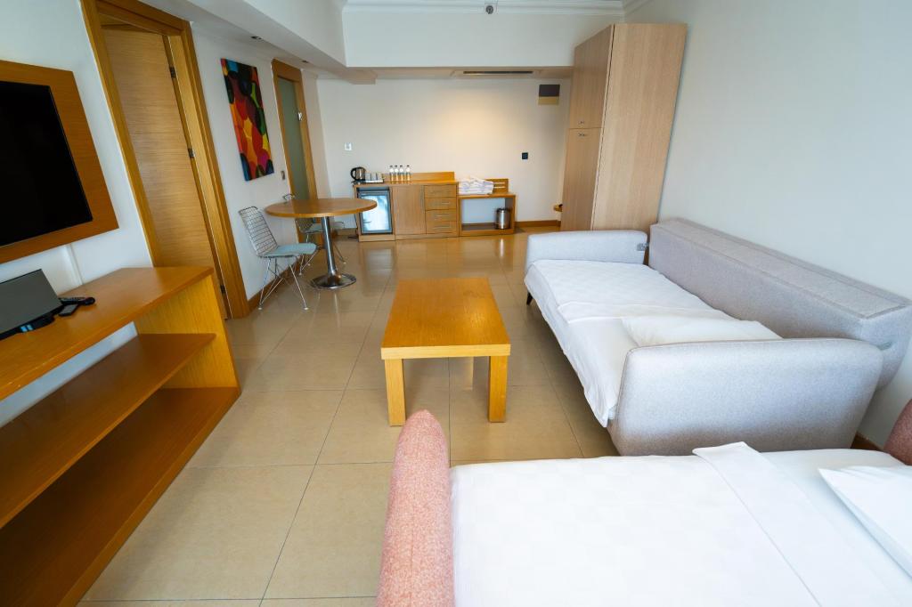 Deluxe Aile Odası,Deniz Manzaralı,Balkonlu
