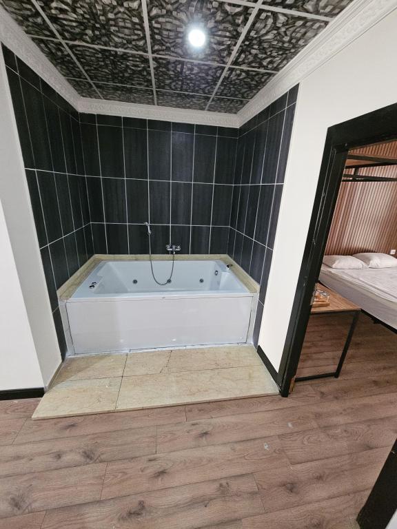 Luxury Suite Room, City View (Jacuzzi)