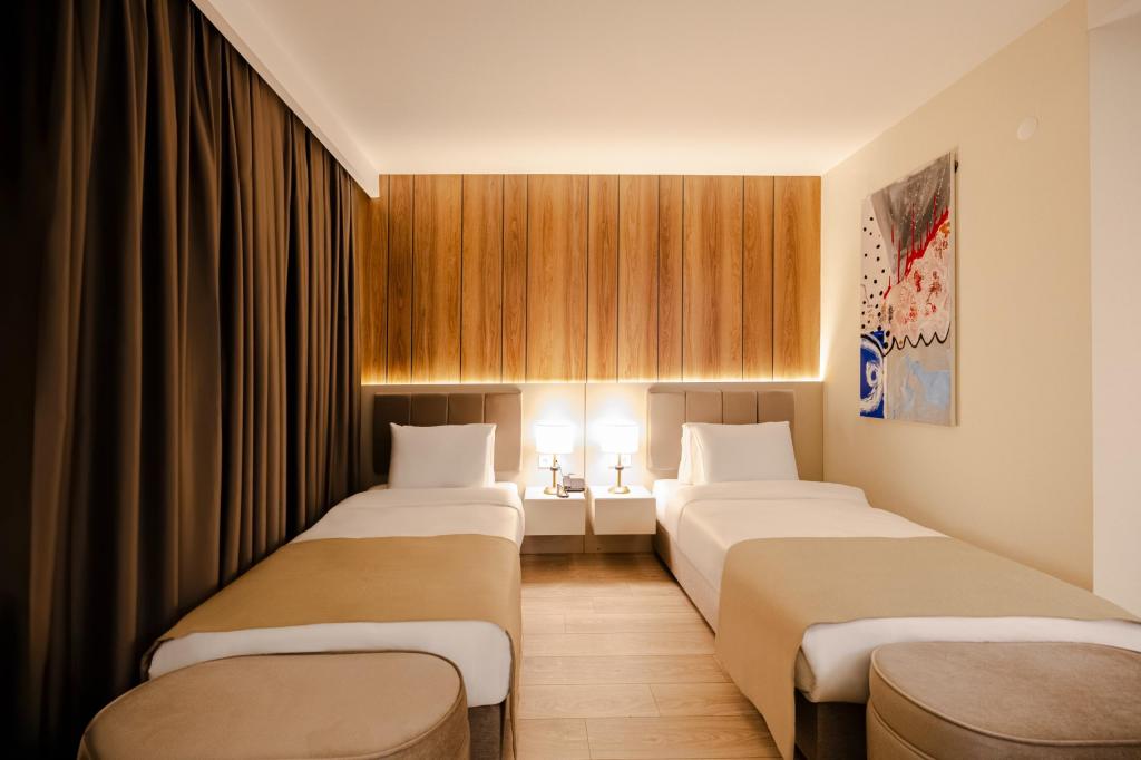 Deluxe Twin Room, Pool View (Balcony)