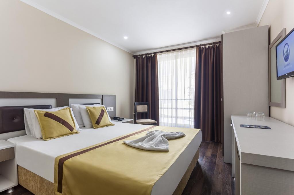 Standart Oda, Cadde Manzaralı
