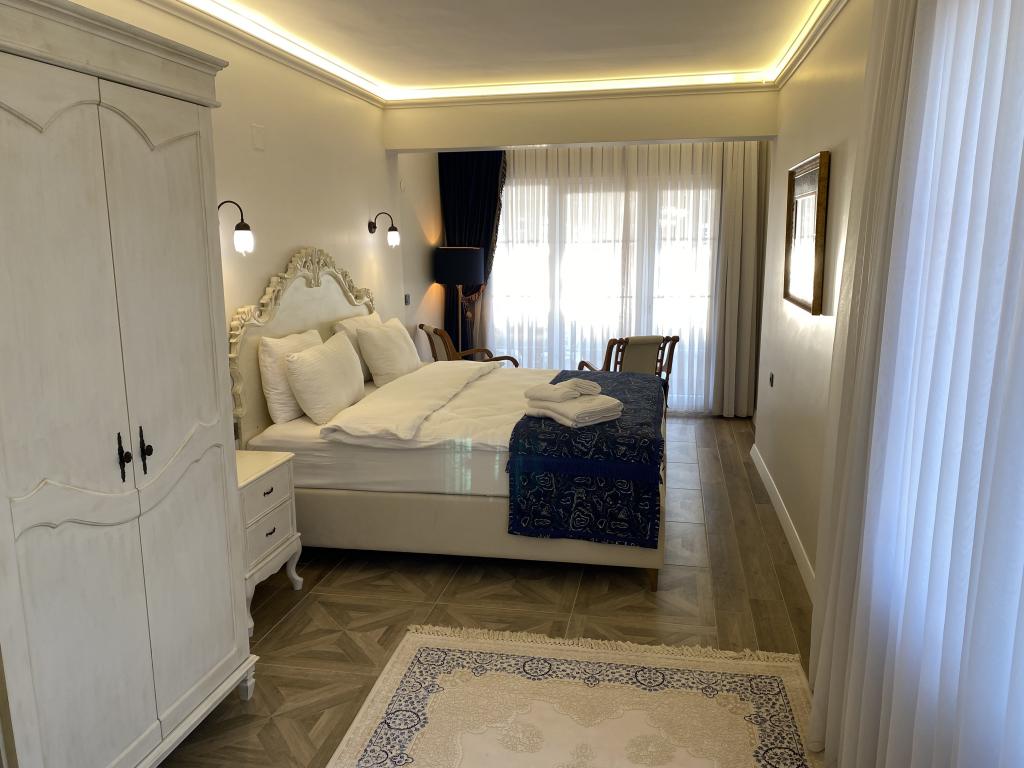 Deluxe Room, Lake View (Balcony)