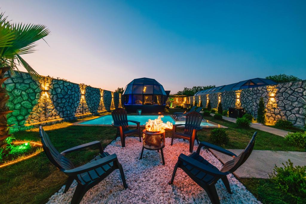 Bungalow, Pool View