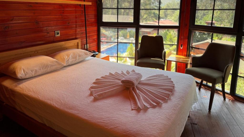 Panaromik Oda, Havuz Veya Dağ Manzaralı