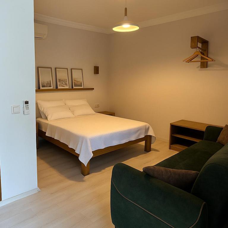 Family Room, Garden View (Balcony, Terrace)