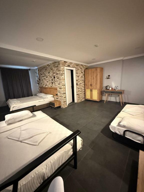 Quad Room,Havuz Manzaralı,Balkonlu