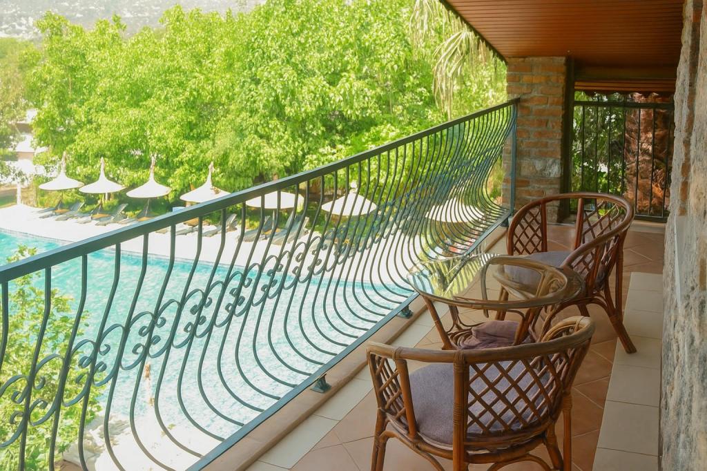 Quad Room,Havuz Manzaralı,Balkonlu