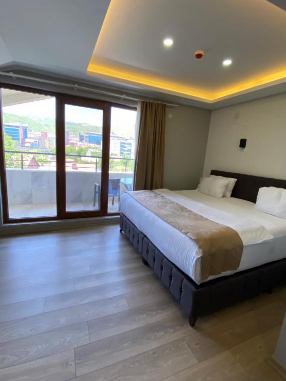 Corner Suite Room, City View