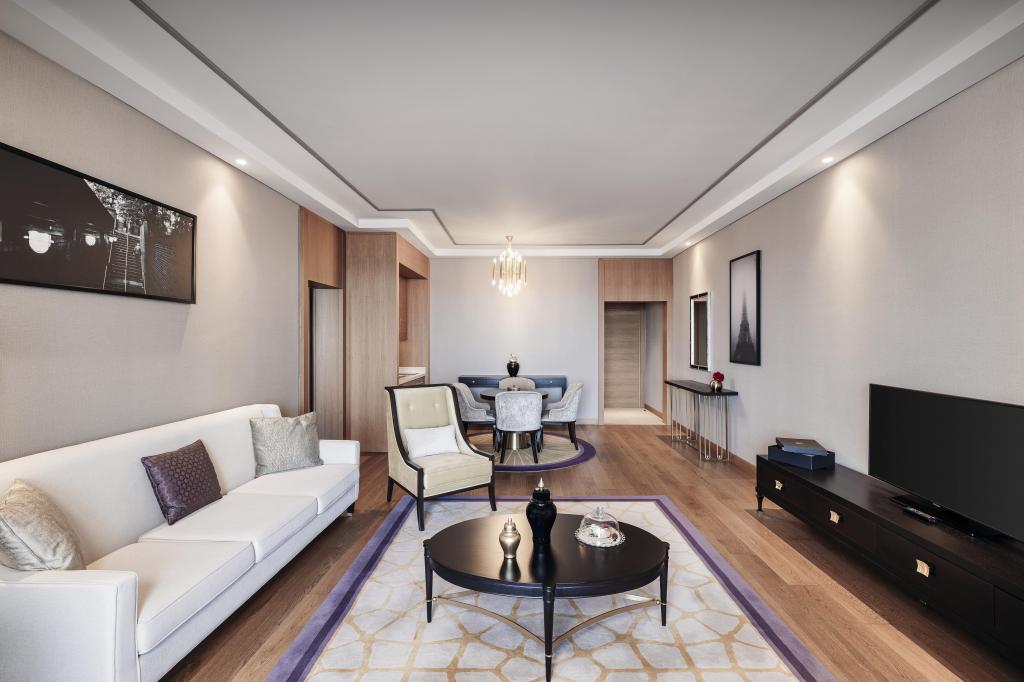 Executive Suit Oda, Kara Manzaralı (Balkonlu)