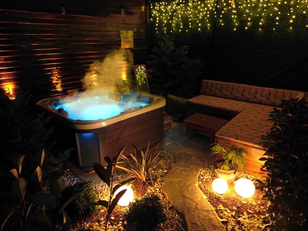 Tiny House, Pool View