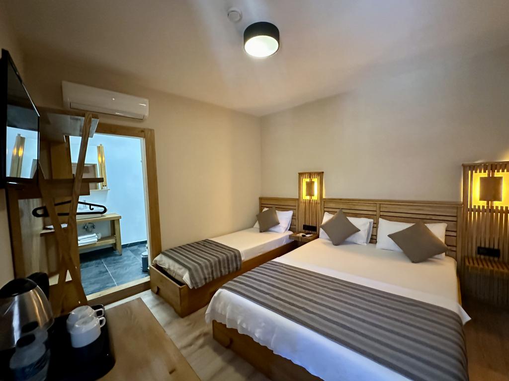 Junior Suit Oda, Avlu Manzaralı (3 Kişilik)