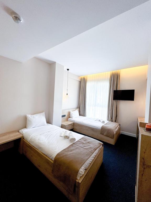 Iki Ayrı Yataklı Oda, Cadde Manzaralı