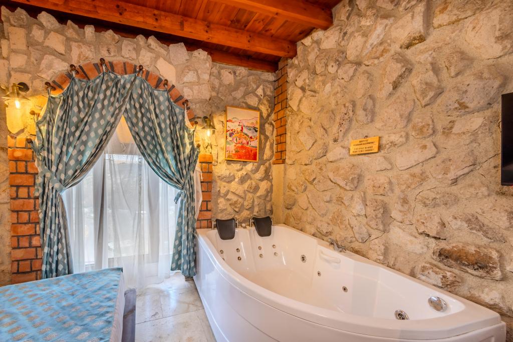 Queen Suite,Jakuzili