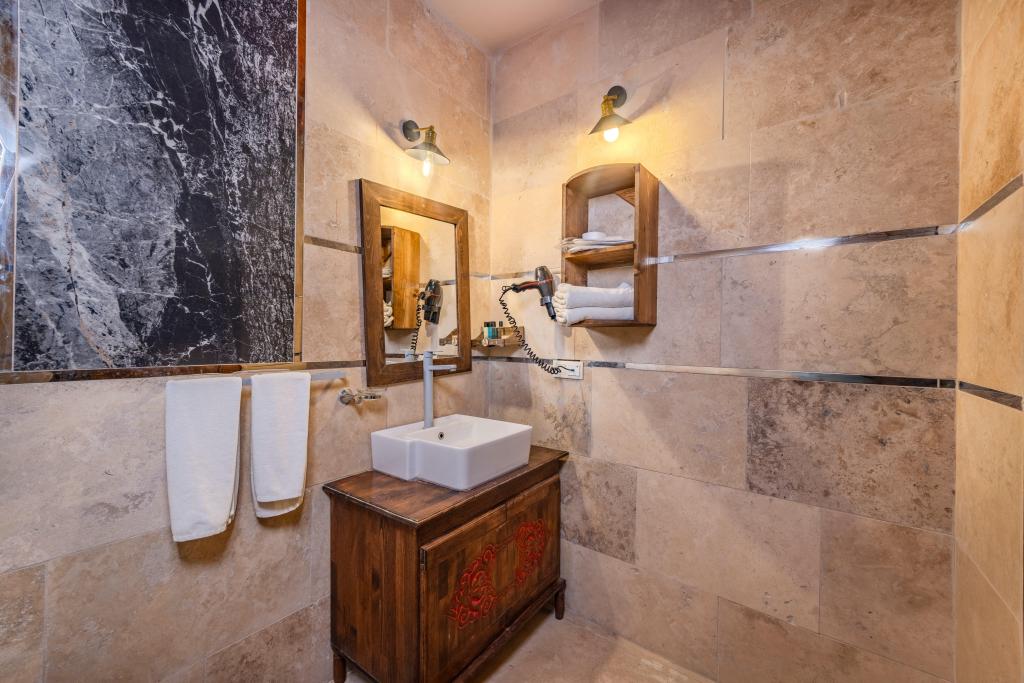 Queen Suite,Jakuzili