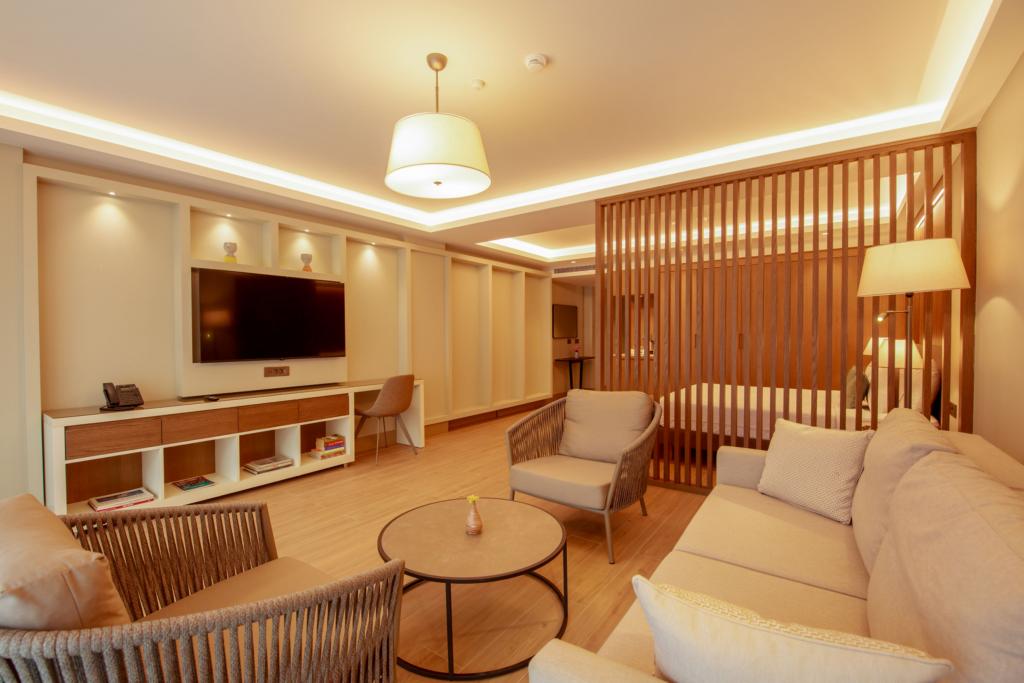 Suit Oda, Havuz Manzaralı