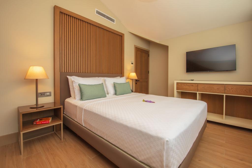 Luxury Suit 2+1 Daire Oda, Havuz Manzaralı