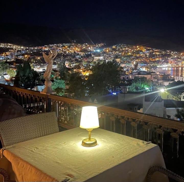 Casa Roma Boutique Hotel’in en özel noktalarından biri olan teras katında, Bodrum'un büyüleyici manzarasını günün her saatinde izleyebileceğiniz şık bir cafe & restoran alanı sizi bekliyor.Panoramik Bodrum manzarası eşliğinde sabah kahvenizi yudumlayabilir, gün batımında romantik bir akşam yemeğiyle gününüzü taçlandırabilirsiniz.Bodrum’da manzaralı restoran arayanlar için ideal bir atmosfer sunan Casa Roma Teras, hem otel misafirlerine hem de dışarıdan gelen konuklara eşsiz bir deneyim yaşatıyor.