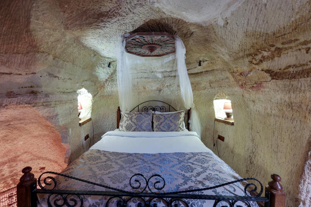 Hidden Library Mağara Suite,Jakuzili