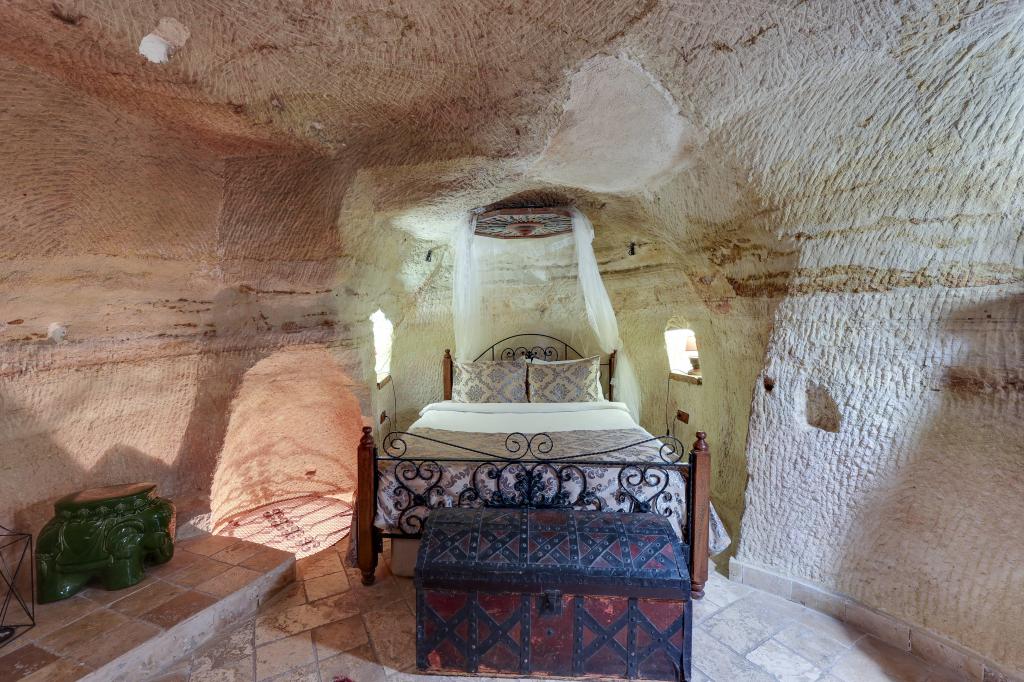 Hidden Library Mağara Suite,Jakuzili