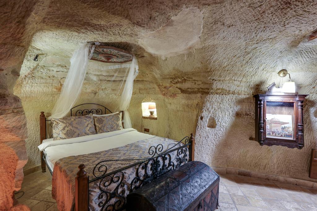 Hidden Library Mağara Suite,Jakuzili