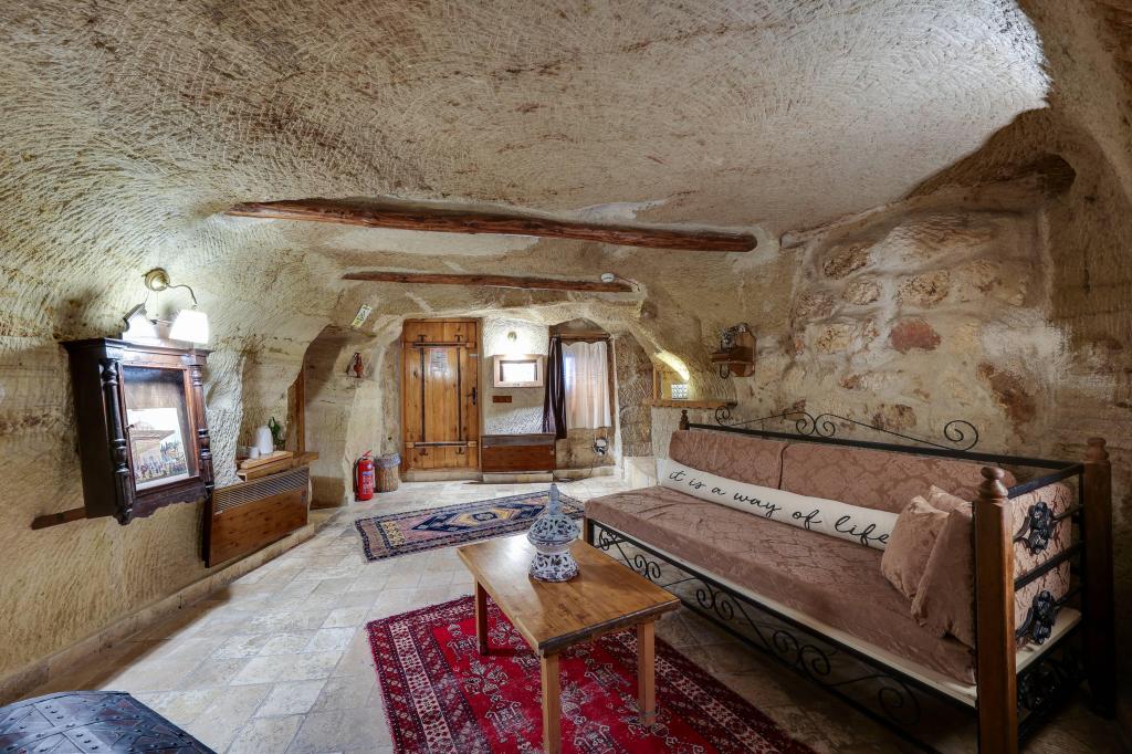 Hidden Library Mağara Suite,Jakuzili
