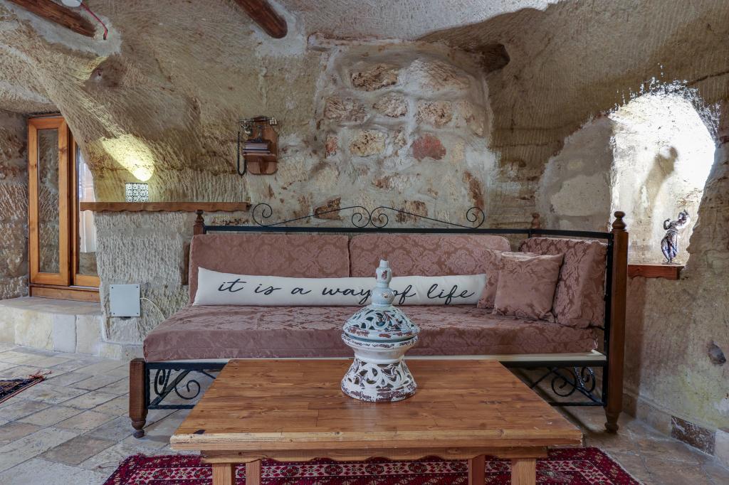 Hidden Library Mağara Suite,Jakuzili