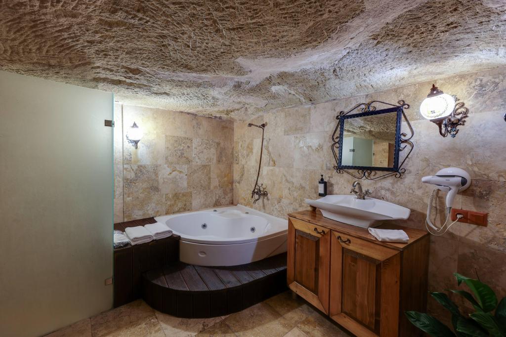 Hidden Library Mağara Suite,Jakuzili
