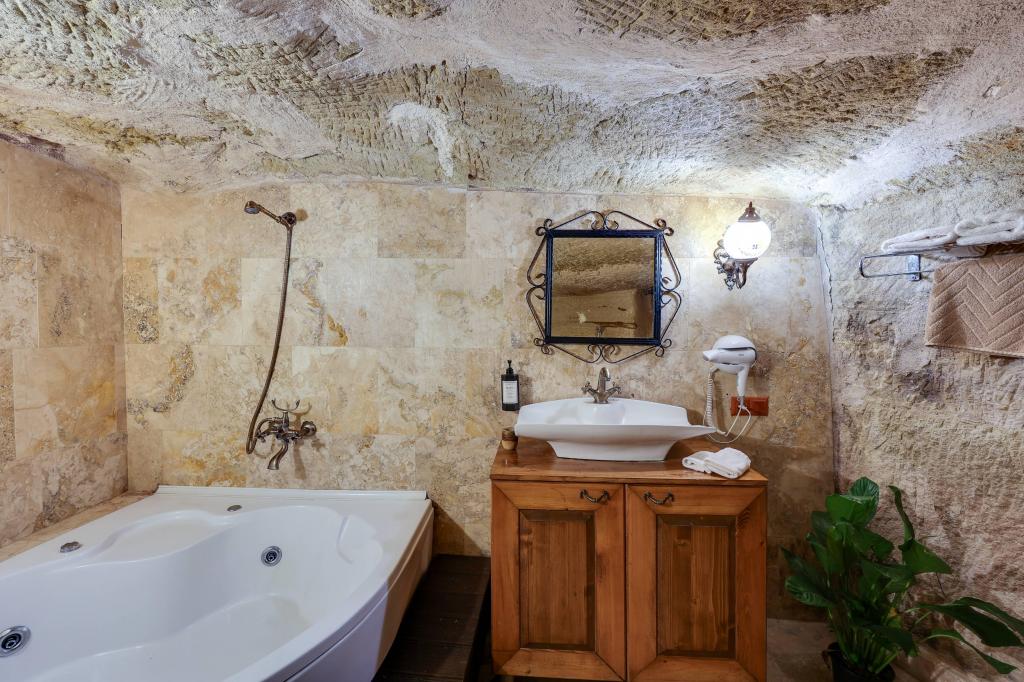 Hidden Library Mağara Suite,Jakuzili