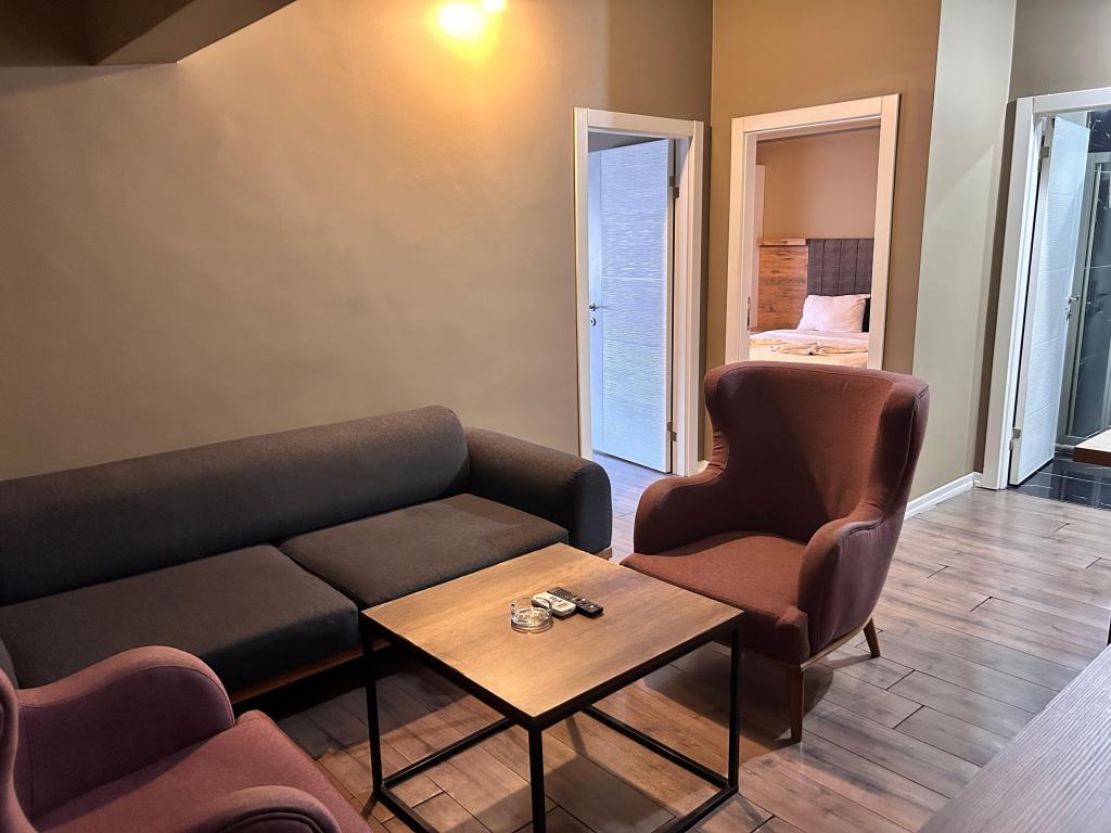 Aile Odası, Cadde Manzaralı