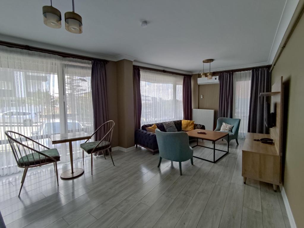 Aile Suit Zemin Kat Odası, Cadde Manzaralı