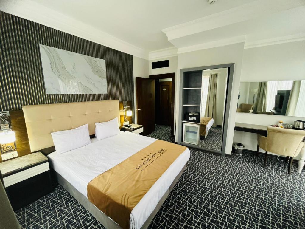 Corner Suite Room, City View (Balcony)
