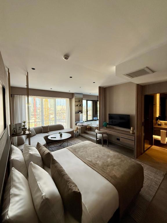 Jacuzzi Room, City View