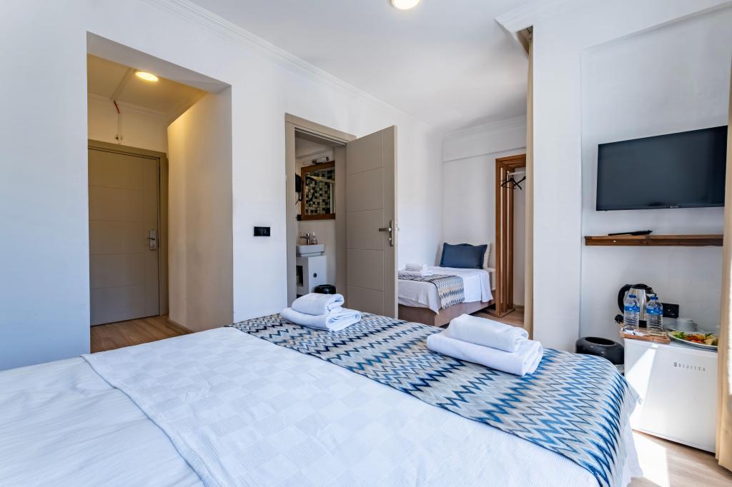 Standard Room (3 Person, Balcony)