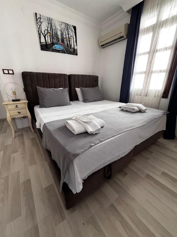 Aile Odası, Bahçe Manzaralı