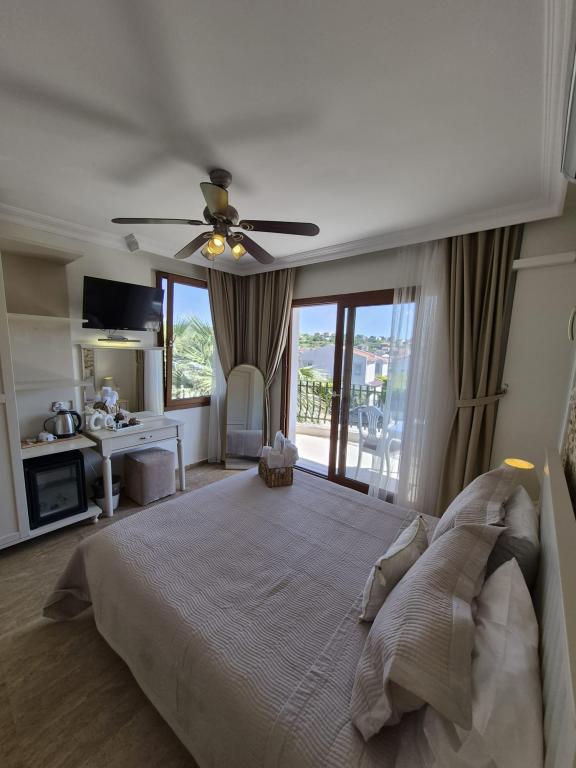 Deluxe Room, Partial Sea View