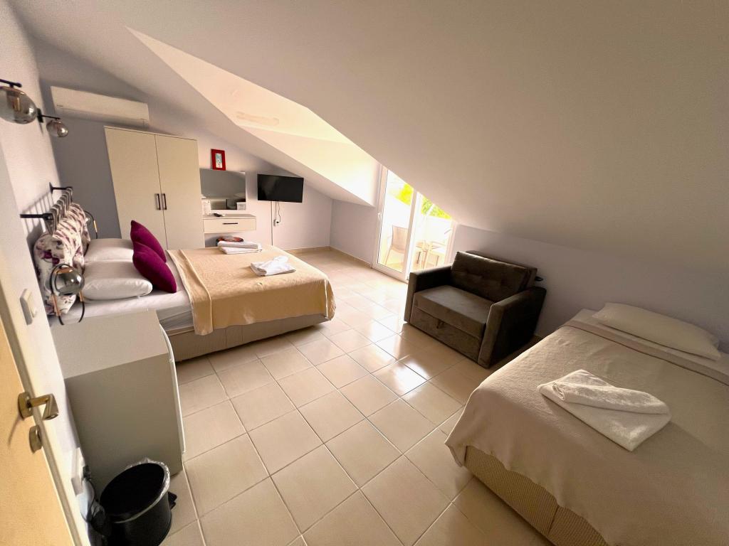 Superior Triple Room,Bahçe Manzaralı,Balkonlu