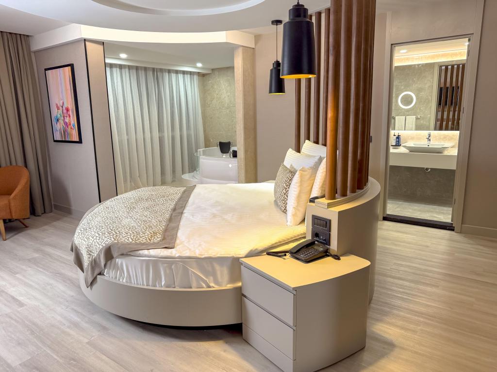 Honeymoon Room (Jacuzzi)