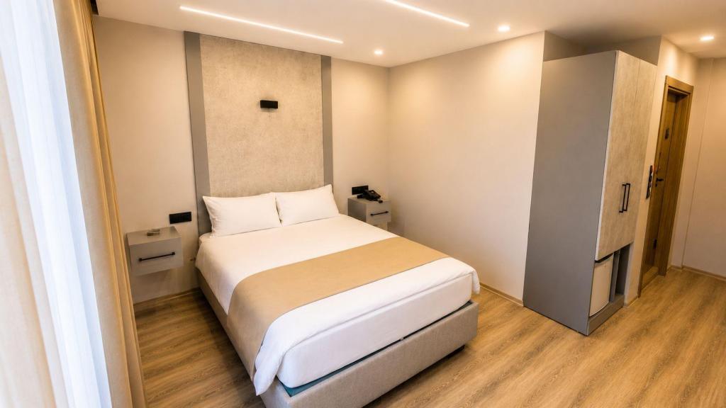 Classic Room, City View (Balcony)